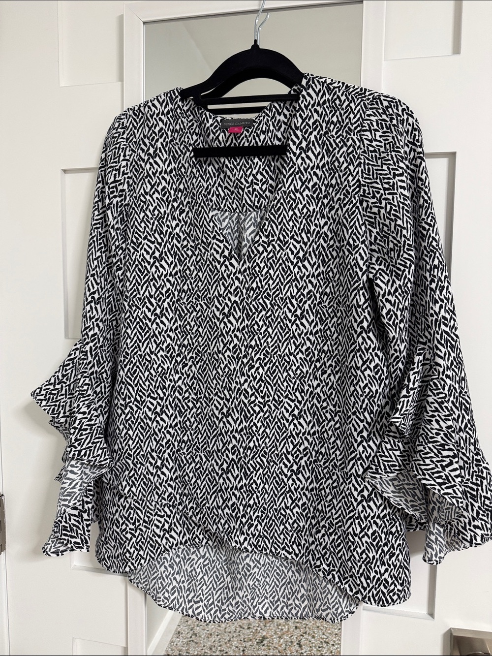 Vince Camuto Black & White Geometric V-Neck Ruffle Sleeve Blouse